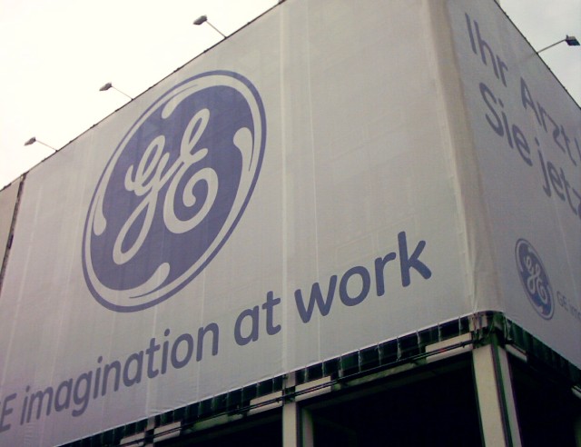 General-Electric-Werbung an einer Fassade