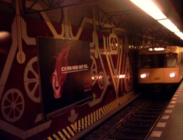 eine U-Bahn fährt in den Bahnhof Rohrdamm ein