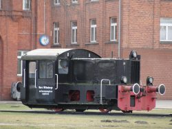 eine Kleinlok außer Betrieb, auf ihrer Seite die Aufschrift: Werk Wittenberge – auf Reichsbahngleisen zugelassen