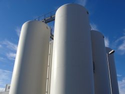 große, senkrecht stehende, zylinderförmige Biodieselspeicher