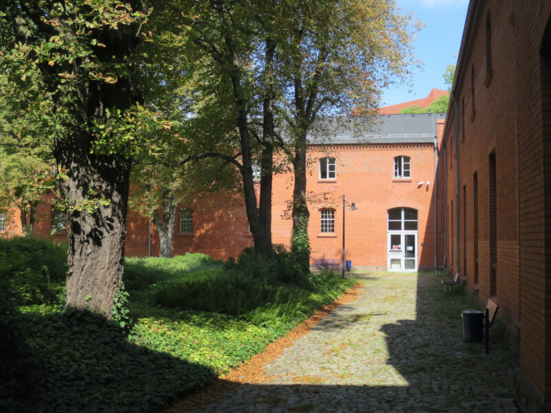 Bibliothek aus roten Backsteinen