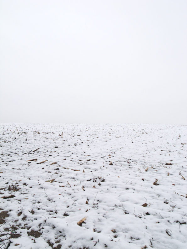 Schnee auf einem abgeernteten Feld