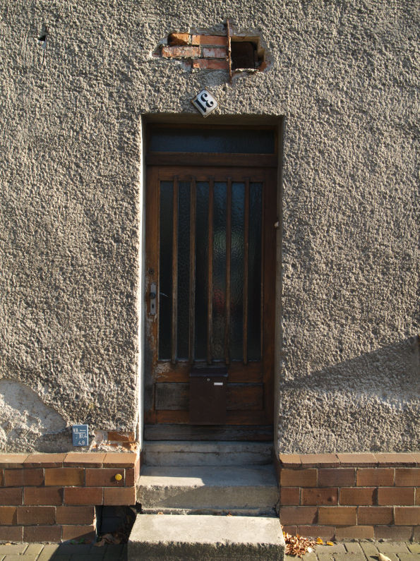 Tür, darüber die verdrehte Hausnummer 31